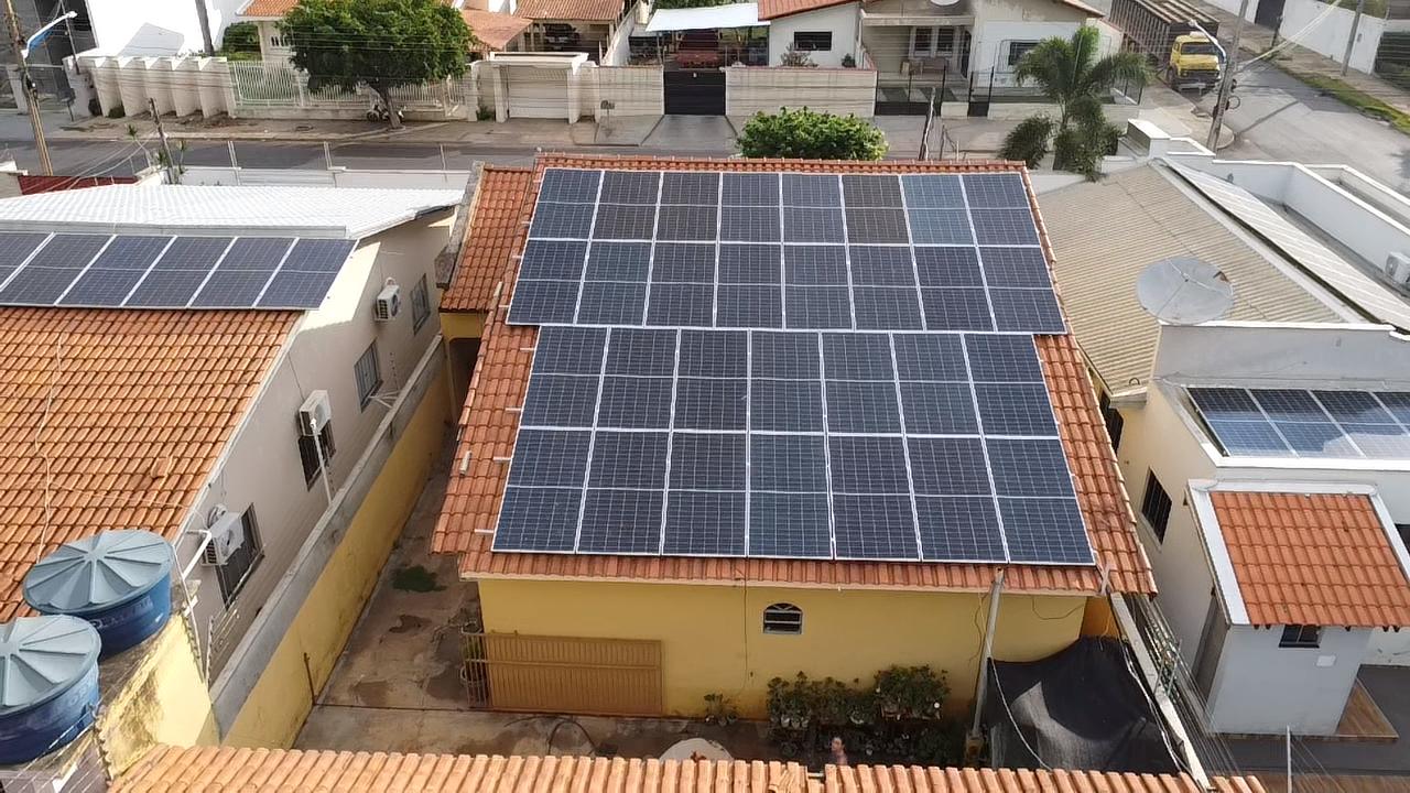 Painéis solares no telhado de uma casa em Pontes Lacerda, Mato Grosso