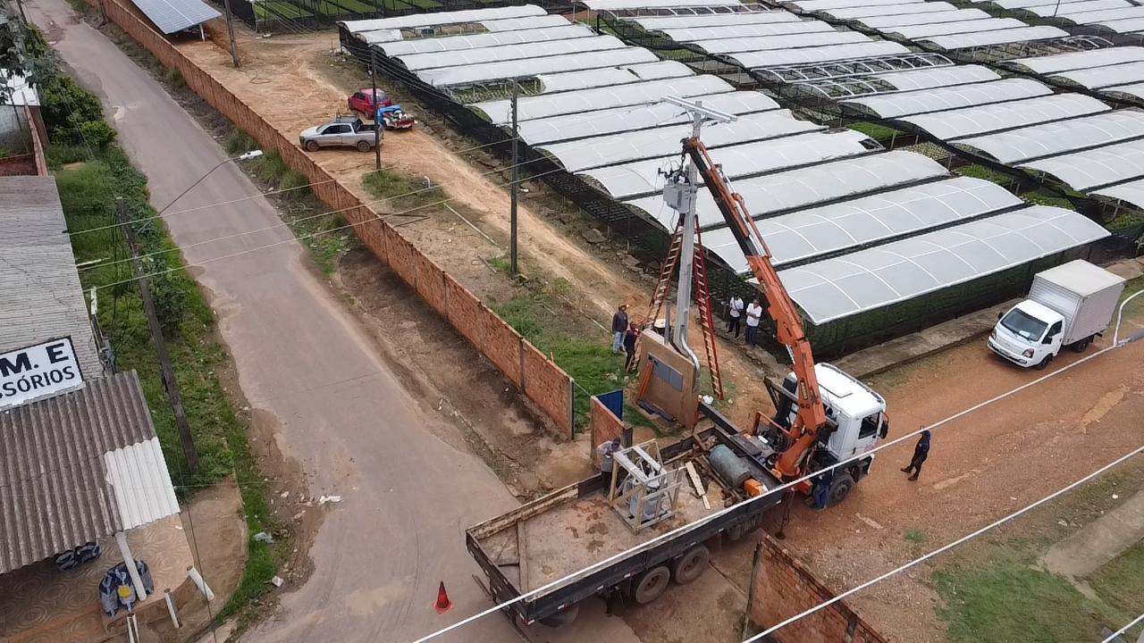 Caminhão com guindaste durante a instalação de uma subestação em poste